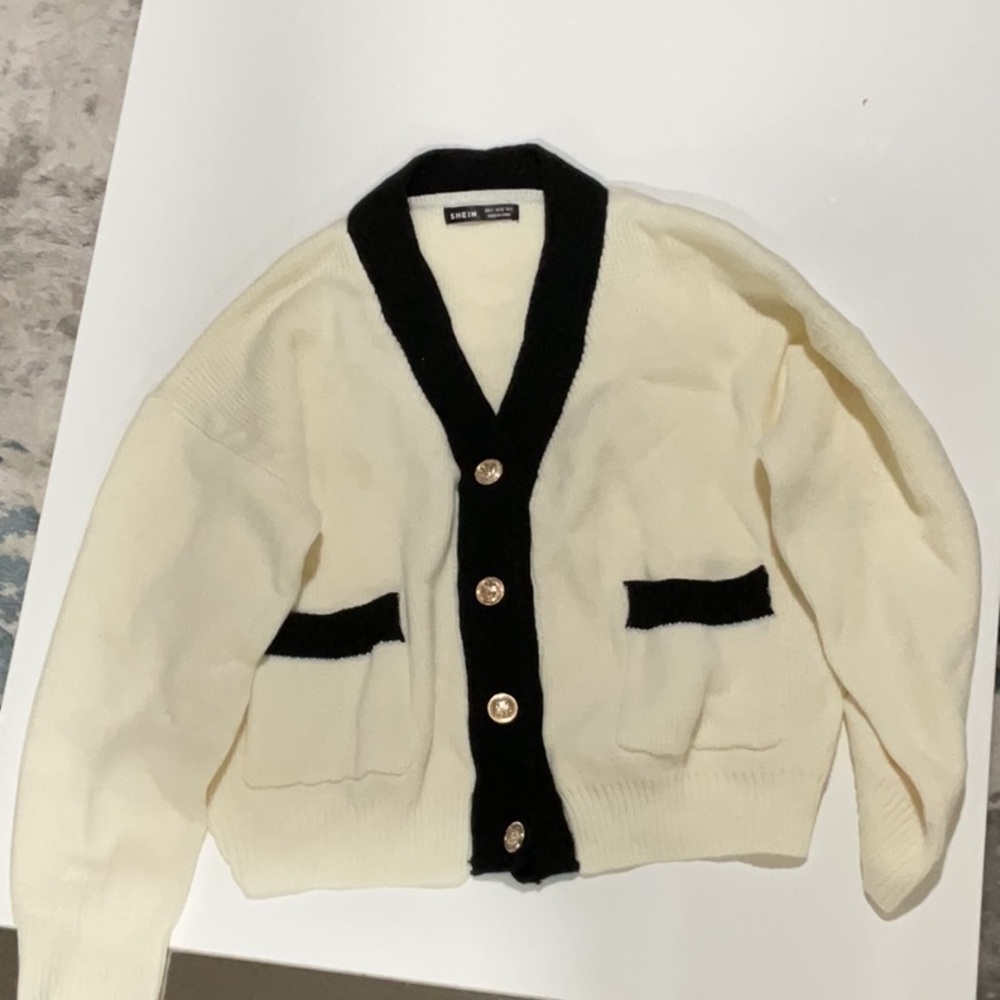Cropped sweater with buttons
